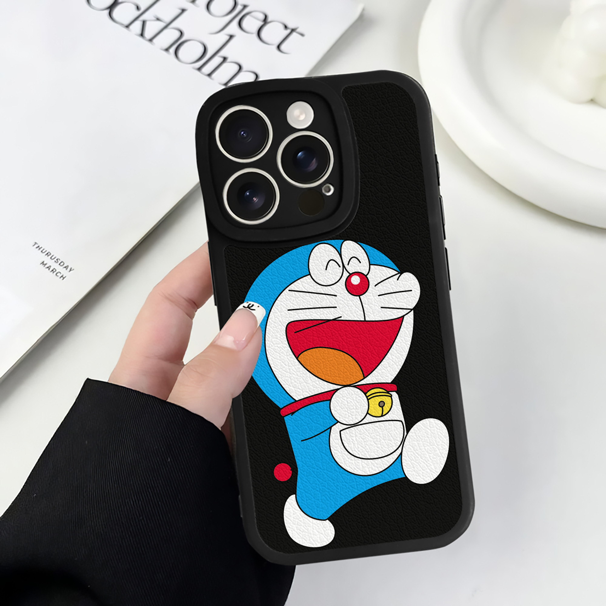 （画像用） ドラえもん Doraemon 【iPhone 16シリーズ対応】シリコンスマホケース（レザー調） 材質：シリコン